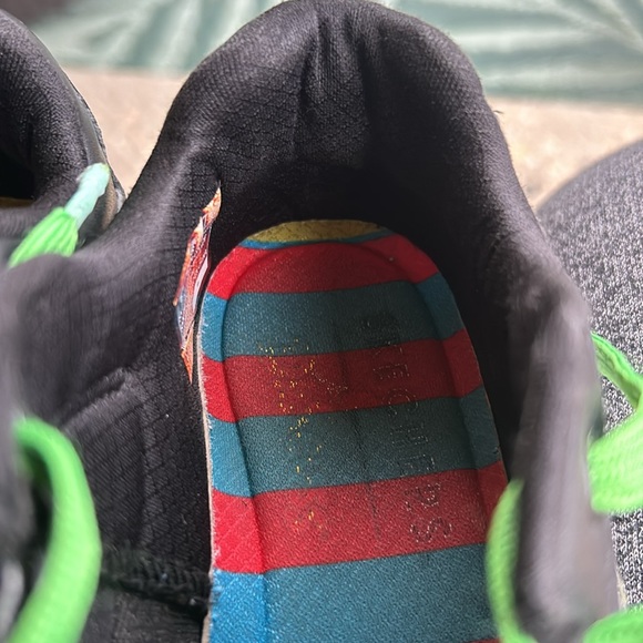 Dr. Seuss The Grinch Sketcher sneakers kids size 6 - Picture 11 of 13